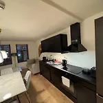 Deluxe Central 2 Bedroom With View And Underground Garage