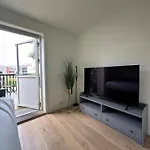 Deluxe Central 2 Bedroom With View And Underground Garage