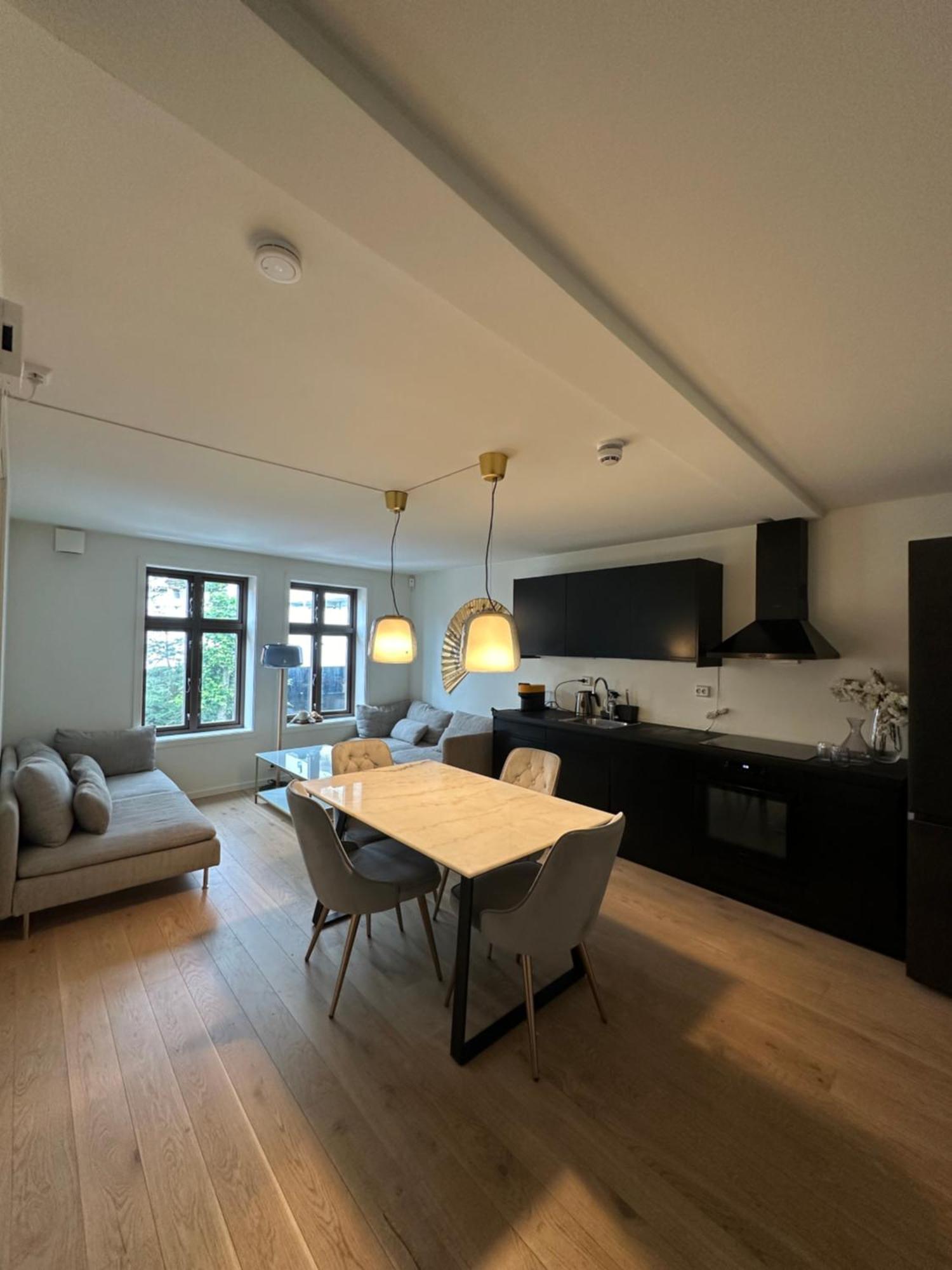 Deluxe 2 Bedroom With View And Underground Garage Apartment *